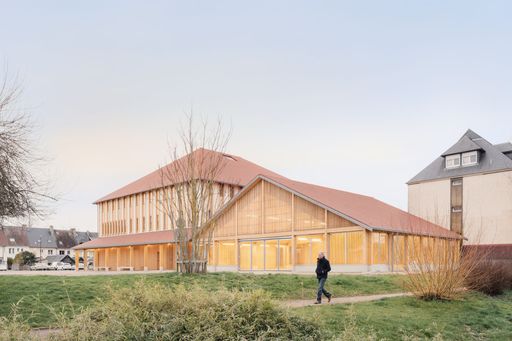 Halle de marché et maison des associations à Pont-l'Évêque